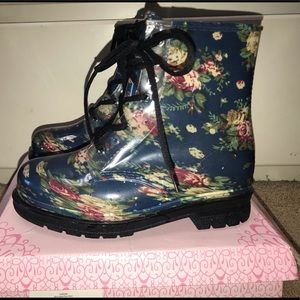 Chemistry new with box floral rain boots size 7